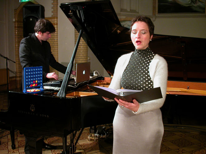 Cora Schmeiser en Dante Boon, 'Song books' in het Cenakel, Tilburg / foto © Arnold Schalks