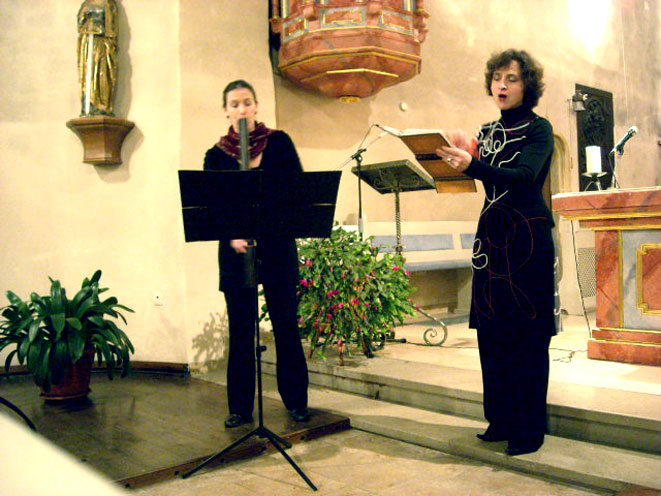 Cora Schmeiser & Lucia Mense, Time travel of a Trobairitz,  Katholische Kirche Sörgenloch, photo © Arnold Schalks